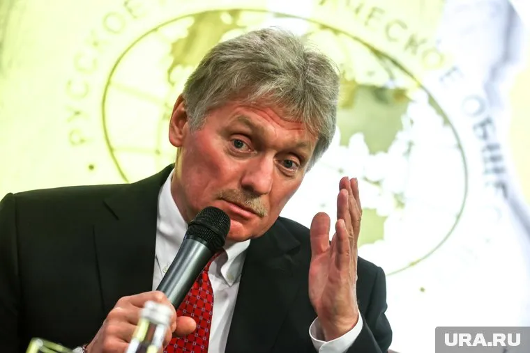 Дмитрий Песков заявил, что в РФ относятся с иронией к обвинениям Запада в распространении фейков