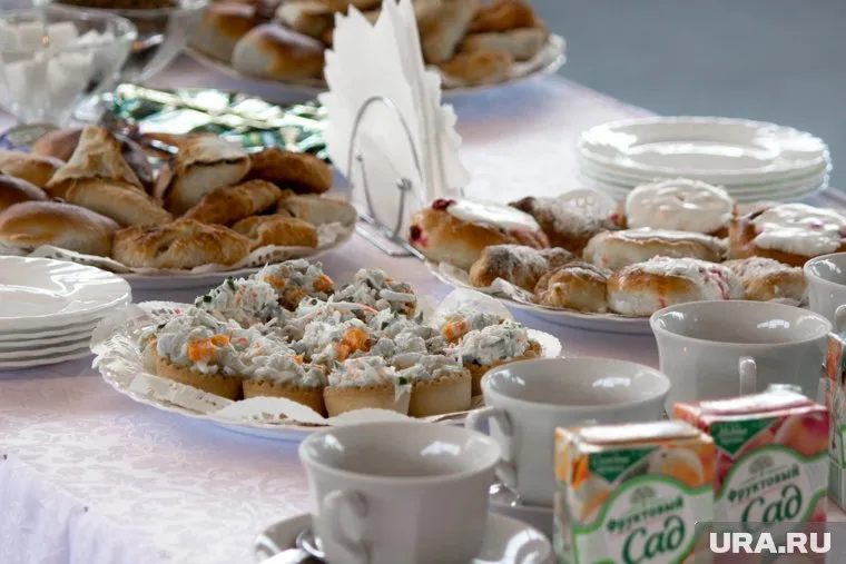 Блюда для гостей банкета заказаны из расчета одна порция на двух человек