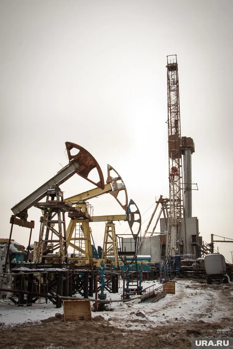 Цены на нефть продолжат оставаться низкими в ближайшие месяцы, считают экономисты