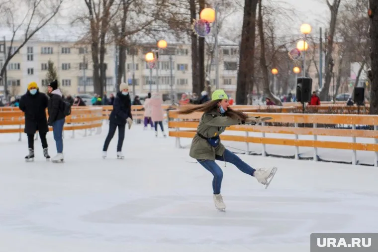 Катки обслуживает спецтехника