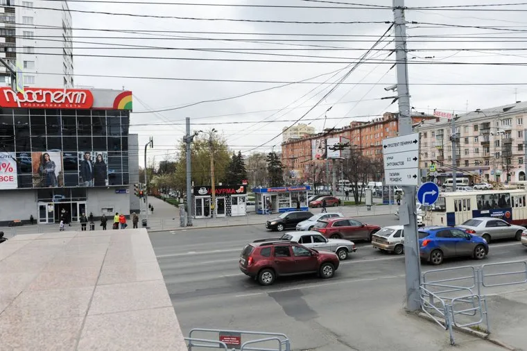 Указатель на перекрестке пр Ленина и ул Энгельса. Челябинск, перекресток у магазина проспект