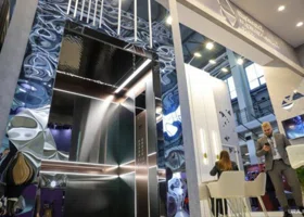 Московский завод представил главе Минстроя новый лифт на выставке 100+ Technobuild