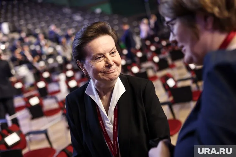 Губернатор встретит Новый год с матерью, дочерьми и внучками