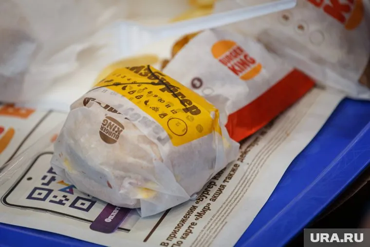 Тюменские подростки выпрашивают у клиентов «Бургер Кинг» бонусные баллы, на которые можно купить еду