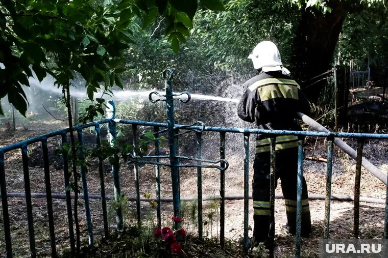 Пожар разгорелся в 50 метрах от могил