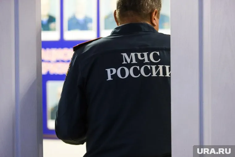 Сотрудники МЧС работают над ликвидацией аварий