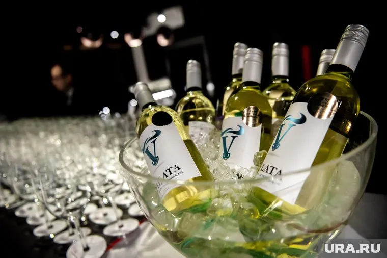 В новогодние праздники врачи советуют употреблять белое сухое вино