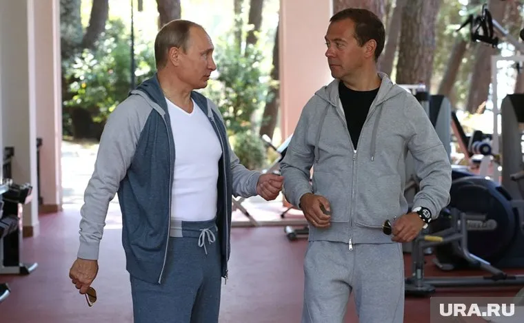 Согласно новому закону, Владимир Путин и Дмитрий Медведев могут стать пожизненными сенаторами после отставки