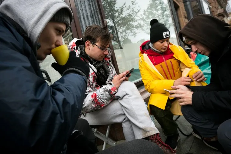 Очередь за новыми IPhone X у re-Store на Тверской улице д. 27. Москва, ожидание, горячий чай