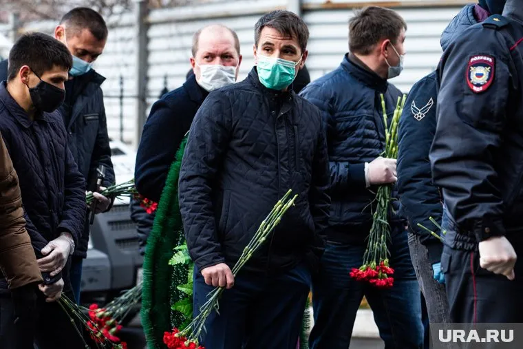 С погибшим пришли проститься коллеги