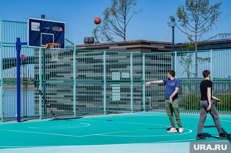 На спортивной площадке в 04:30 утра замечена группа подростков