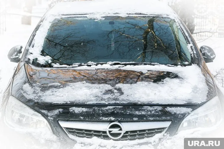 Ребенок, катаясь на снегокате, чуть не попал под другую машину (архивное фото)