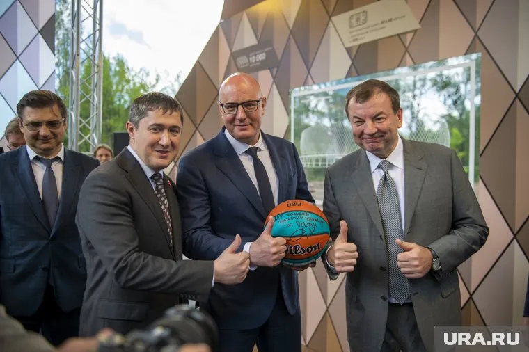 Дмитрий Чернышенко (в центре) уверен, что команда Махонина (слева) справится с организацией форума