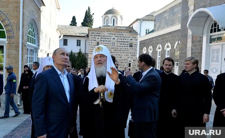 Для российской элиты запрет на паломничество на Афон — большая потеря. Даже президент Путин ездил сюда дважды