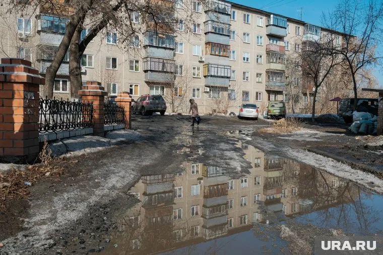 Из-за теплой погоды во дворах городов ХМАО появились огромные лужи (архивное фото)