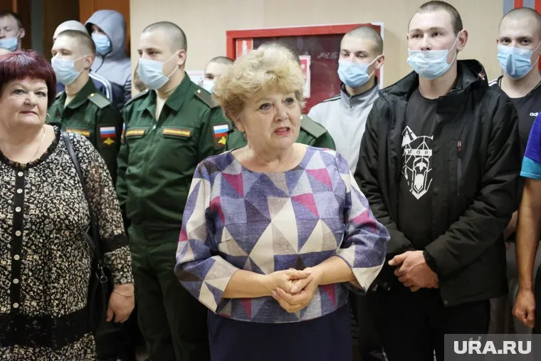 Курганский депутат Наталья Семина (в центре) рассказала об уехавшем в армию сыне