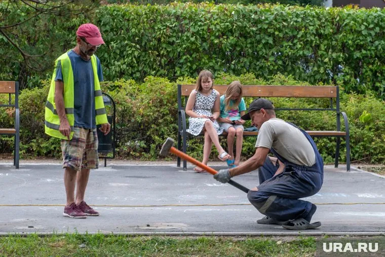 Рабочие уже демонтировал часть объектов благоустройства, которые были установлены