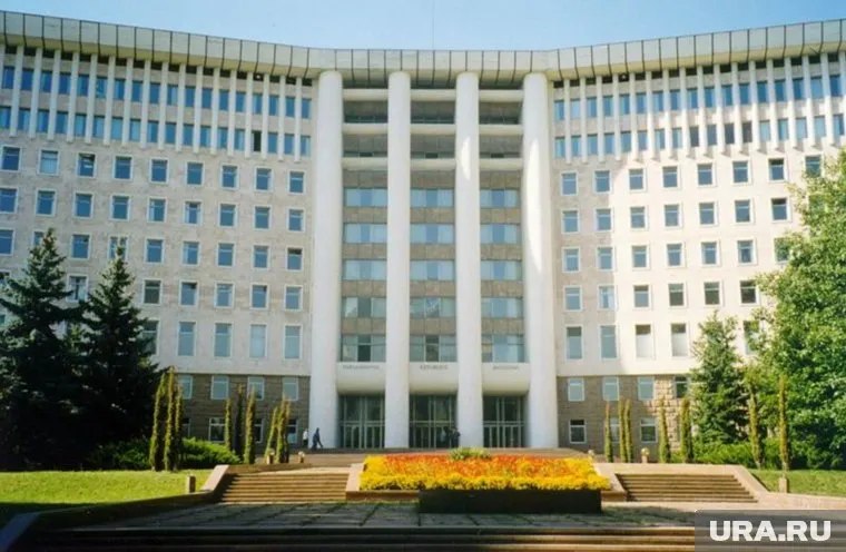 Дипломаты должны покинуть страну в течение суток