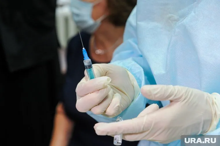 Зарубежными вакцинами могут прививаться те, кто сомневается в российских препаратах, считает Алексей Куринный