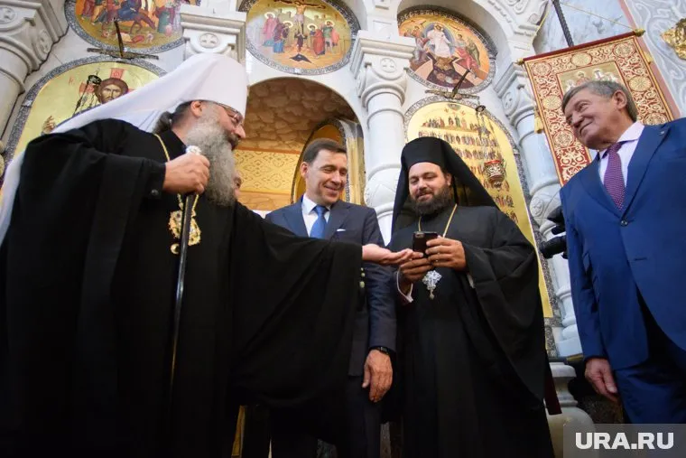 Геннадий Дюмин (крайний справа) примет участие в молебне