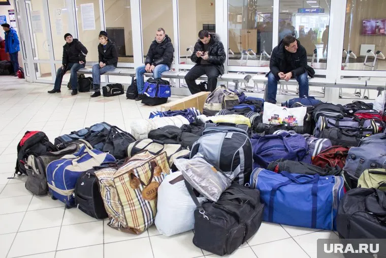 Ожидание отложенного рейса - одно из самых раздражающих событий в графике любого пассажира. И ссылки на обеспечение безопасности не снижают агрессии