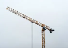 В Екатеринбурге приставы сняли с крана отца-должника
