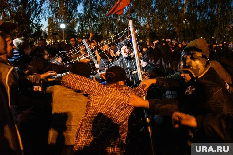 Активисты выражают свой протест самыми необычными способами