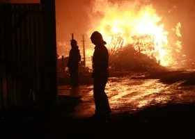 Сотрудники МЧС тушат крупный пожар в Перми