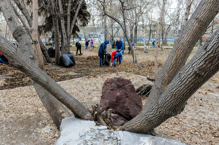 Наталья Котова на городском субботнике. Челябинск