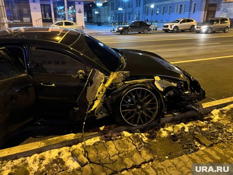 Авария произошла ночью 13 октября на улице Малышева