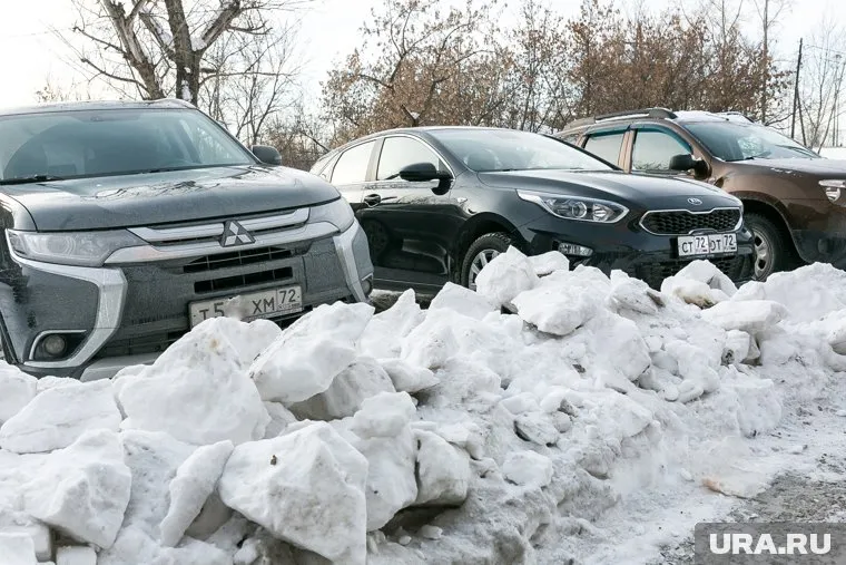 Снег складируют на парковках и детских площадках (архивное фото)