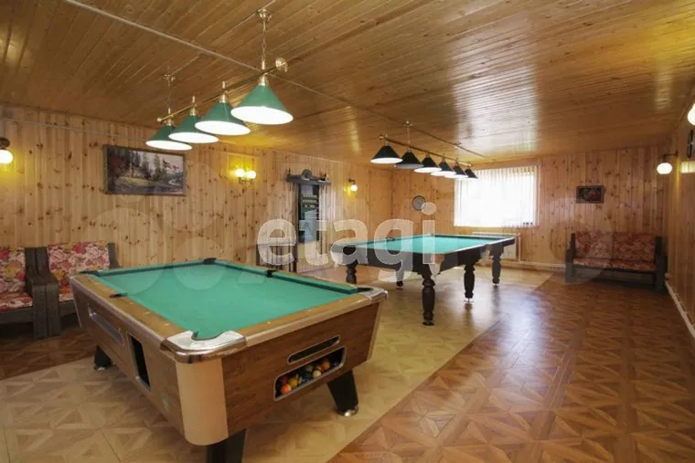 В доме из экспериментальных материалов создана большая бильярдная
