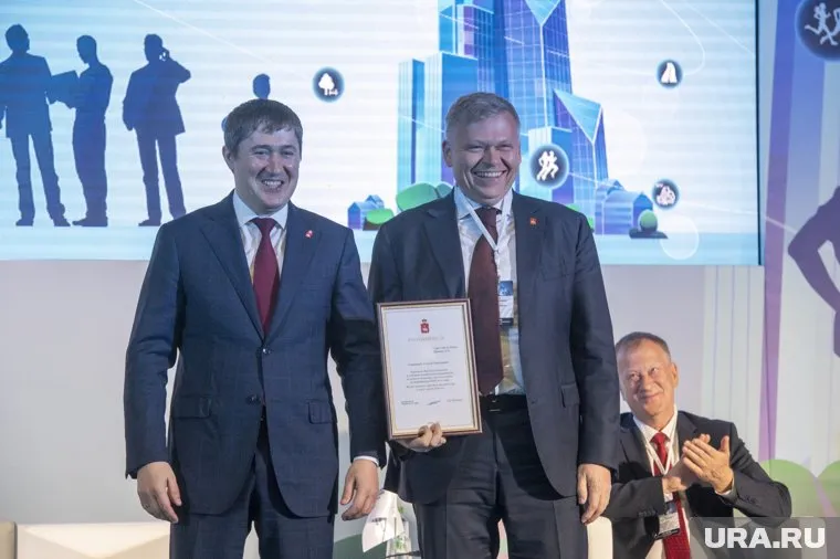 Отношения между губернатором (слева) и мэром (справа) заметно разладились