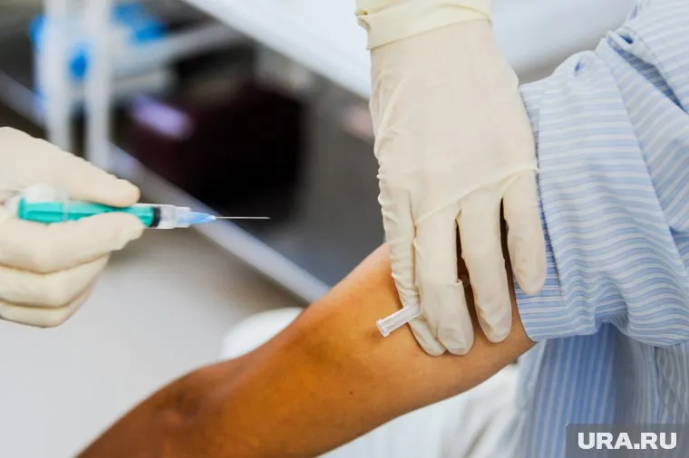 Во всех регионах России ввели обязательную вакцинацию от COVID для некоторых категорий