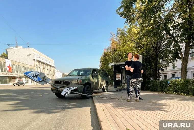 Автомобиль вылетел на остановку после столкновения с другой машиной (архивное фото)
