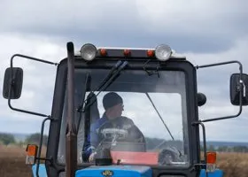 В курганской агрофирме, где был бунт, сторожам приходится работать трактористами