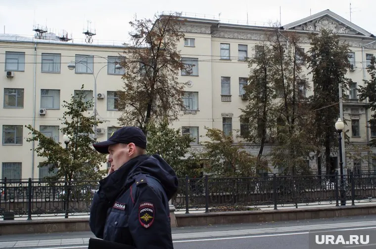 Машина была угнана от главного входа ГУ МВД области