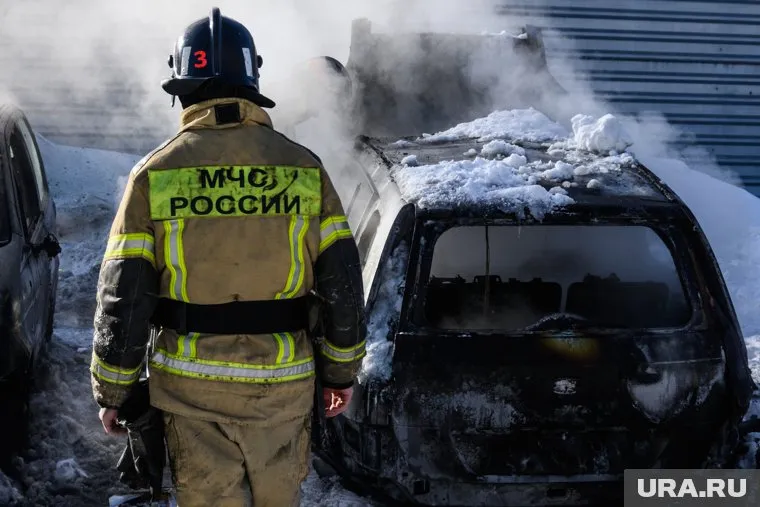 В Тюменском районе пожарные помогли водителю загоревшегося автомобиля