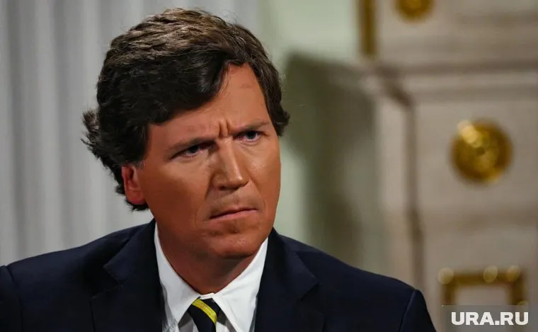 Владимир Путин в разговоре с Такером Карлсоном (на фото) дал бы жесткую реакцию на острые вопросы журналиста, отметил Дмитрий Песков