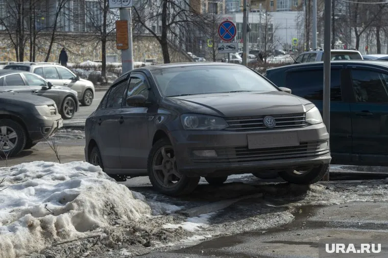 Автомобиль мужчин был припаркован на тротуаре (архивное фото)