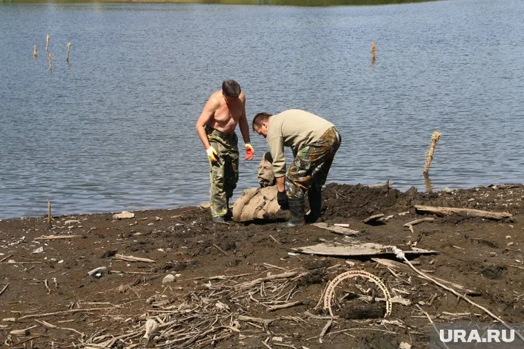 Бюст вождя обнаружил гуляющий по берегу фотограф