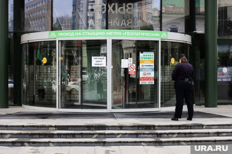 Двери торгового центра для гостей откроются только вечером