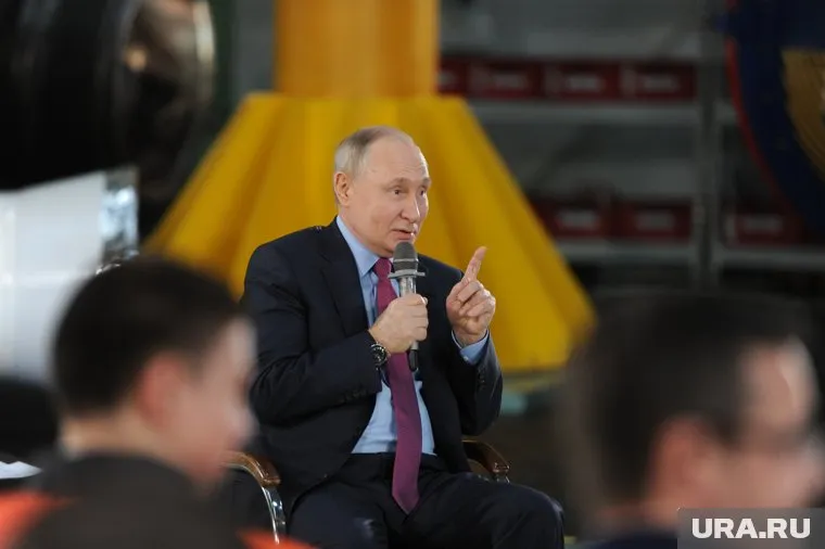 Президент придвинул предложенный ему стул поближе к собравшимся