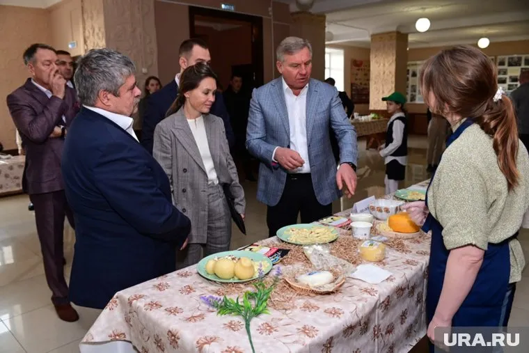 Сельхозпроизводители Урала получили награды от агроинвестора Алексея Боброва (третий слева)