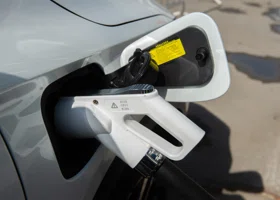 Российские электромобили планируют укомплектовать пермскими зарядными станциями