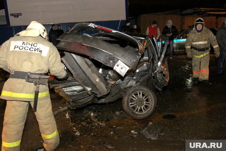 Молодые курганцы насмерть разбились о дерево на автомобиле ВАЗ