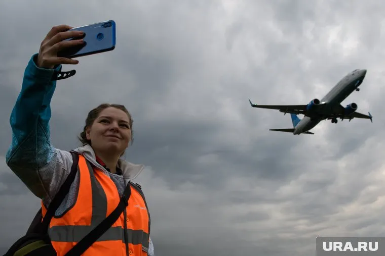 Включенный смартфон на борту может навредить системе навигации самолета