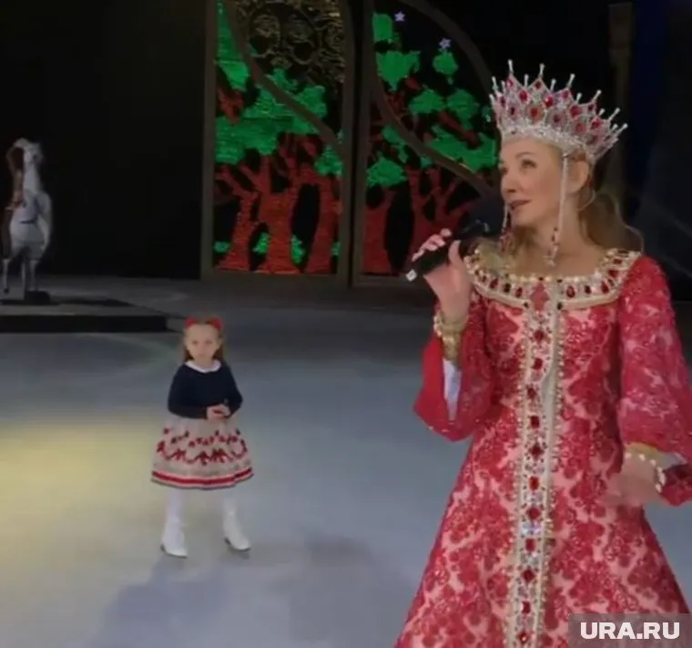 Татьяна Навка вывела дочь на лед после представления