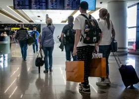 Десятки рейсов задержаны из-за снегопада: какие права есть у пассажиров, как получить компенсацию 