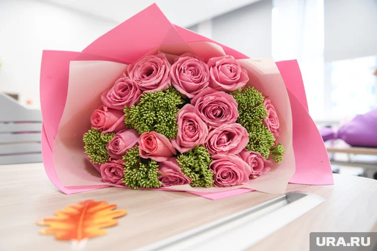 В основном учителям дарят цветы